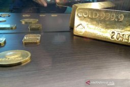 Harga emas naik setelah "greenback" jatuh dan ekonomi AS melambat