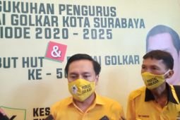 HUT ke-57 Golkar,  Airlangga Hartarto bagikan "giveaway" ke warga Surabaya