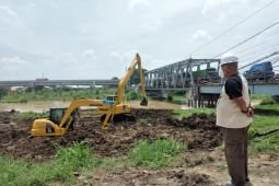 Pemkab Gresik mengerahkan 17 alat berat keruk Kali Lamong