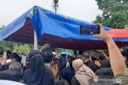 Jenazah Vanessa Angel dan suami dimakamkan di TPU Ulujami Pesanggrahan