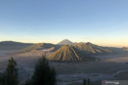 Gunung Semeru luncurkan  panas guguran