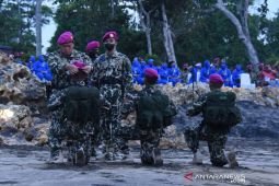 Kasal Yudo Margono sematkan baret ungu kepada 512 prajurit Korps Marinir