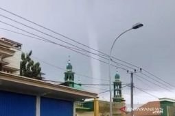Angin puting beliung merusak 11 bangunan di Sampang