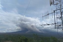 Gunung Semeru kembali luncurkan awan panas guguran sejauh 5 km