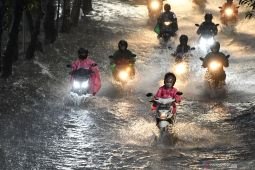 Waspada hujan disertai petir di sejumlah wilayah Indonesia