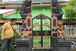 Patung penjaga di Pura Joyo Amijoyo Kediri ditemukan rusak