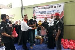 Kosti berbagi minyak goreng untuk kaum disabilitas di Kediri