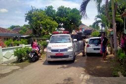 Siswa SD di Situbondo menjalani perawatan medis usai divaksin