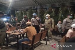Petugas gabungan di  Pamekasan gencarkan operasi malam hari cegah omicron