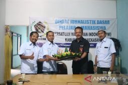 Tumpengan hingga vaksinasi COVID-19 meriahkan peringatan HPN di Madura