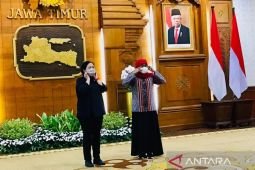 Khofifah titip cangkokan pohon buah mentega untuk Megawati melalui Puan