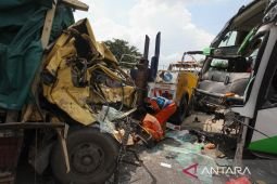 Peziarah depresi sebabkan kecelakaan bus dengan truk di Tol Dupak Surabaya
