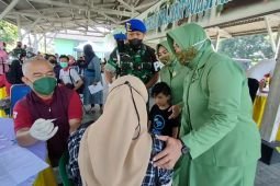 Vaksinasi booster di Surabaya dapat minyak goreng