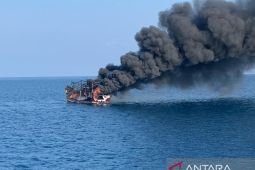KRI Teuku Umar-385  selamatkan 10 ABK dari kapal yang terbakar