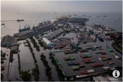 Banjir rob, Pelindo siapkan 3.600 karung pasir perbaiki tanggul jebol