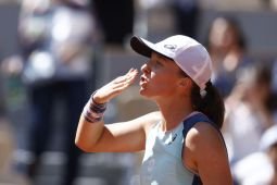 Juara French Open Iga Swiatek "terhanyut" oleh dukungan Lewandowski