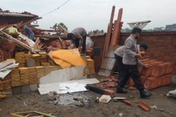 Polisi Kediri dibantu warga bersihkan bangunan rusak diterjang angin kencang