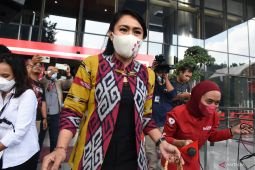 Presenter Brigita Manohara serahkan bukti pengembalian uang Rp480 juta