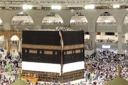 Pertama kali, Kiswah penutup Ka'bah diganti tepat pada satu Muharram