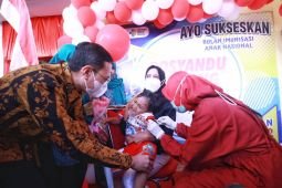 Pemberian imunisasi lengkap anak menjadi kewajiban orang tua