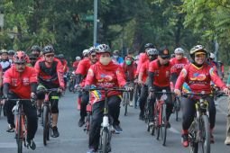 Peringati Hari Jantung se-Dunia, Khofifah gowes bareng ribuan pesepeda