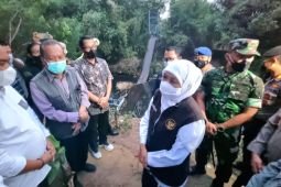 Gubernur Khofifah instruksikan bangun jembatan gantung putus di Probolinggo