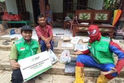 "Spiderman" bantu warga terdampak banjir di Malang Selatan