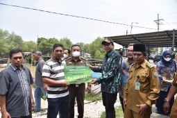 Pemkab Sidoarjo salurkan bantuan BBM kepada ratusan nelayan