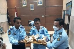 Lapas Kediri amankan roti berisi telepon seluler