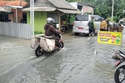 Sidoarjo siagakan petugas bantu warga terdampak banjir