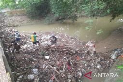 Pemkab Pamekasan bersihkan saluran sungai tersumbat sampah