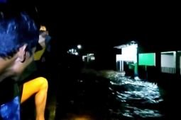 Puluhan rumah warga Desa Kalibaru Wetan Banyuwangi diterjang banjir