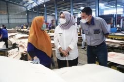 Wabup Lumajang kunjungi sejumlah  perusahaan antisipasi resesi ekonomi