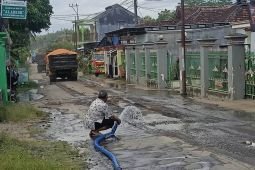Dampak truk angkutan tambang, warga Tulungagung keluhkan jalan rusak
