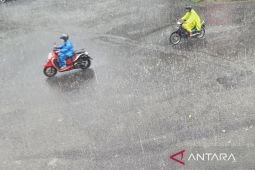 Surabaya Sabtu pagi berawan, siang-malam diprakirakan hujan