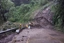 Jalur Malang-Kediri tertutup akibat tanah longsor