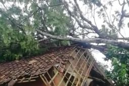 Angin kencang sebabkan kerusakan bangunan Sukabumi