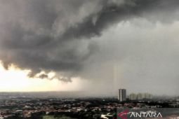 Sabtu siang, Surabaya diprakirakan diguyur hujan