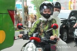 Cerita Khofifah dibonceng ajudan naik skuter tembus kemacetan di Sidoarjo