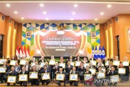 Gubernur Khofifah serahkan 25 penghargaan IKI ASN