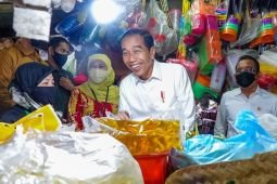 Dampingi Jokowi, Gubernur Khofifah upayakan harga bahan pokok di Jatim stabil