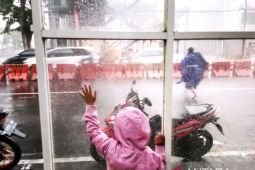 BMKG minta waspadai potensi hujan disertai petir di Surabaya