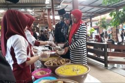 Wisatawan berebut "ketupat cokelat" di Blitar