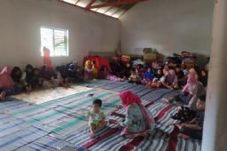 Ratusan korban tanah retak Ponorogo bertahan di pengungsian