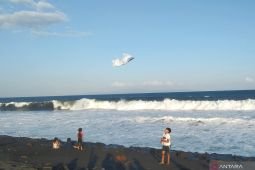 Waspadai gelombang hingga 2,5 meter di pantai wisata Bali