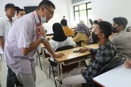 Tetap semangatnya Robit ikut UTBK SNBT Unej usai kecelakaan