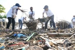 Pelindo kumpulkan 1,7 ton  sampah saat aksi bersih pantai Semarang