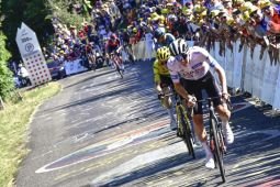 Tour de France: Vingegaard jaga kaus kuning setelah Pogacar menyerang di etape 13