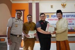 Pemkab Kediri serahkan 366 sertifikat PTSL