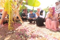 Gubernur Khofifah berikan bantuan umroh orang tua mendiang petinju di Bondowoso